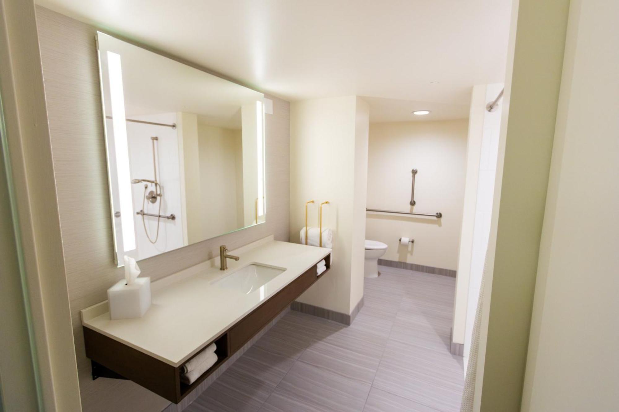 Crowne Plaza At Playhouse Square By Ihg Hotel 3*